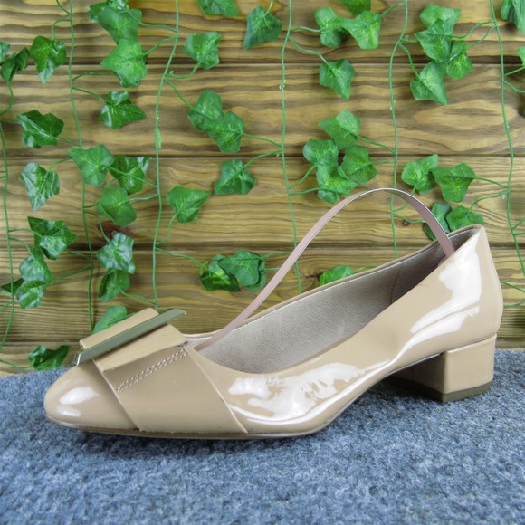 Louise et Cie Shoes - Louise et Cie Women's  Pump Beige Patent Leather Pump 6 Medium‎ Gently Used 2025